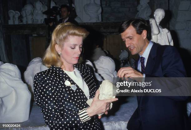 Catherine Deneuve et François Léotard avec le buste de Marianne inspiré par l'actrice le 6 mai 1986 à Paris, France.