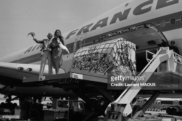 Conteneurs de poisson embarqués par le journaliste Edgar Schneider et l'actrice Claudine Auger à bord d'un Boeing d'Air France pour l'ouverture du...