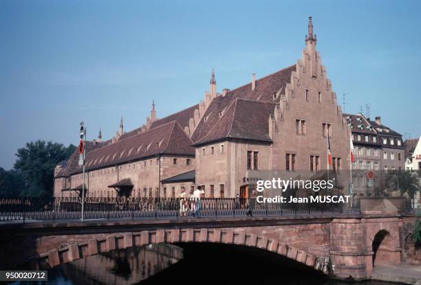 Le pont du corbeau et l'ancienne douane en septembre 1979 à Strasbourg en France.