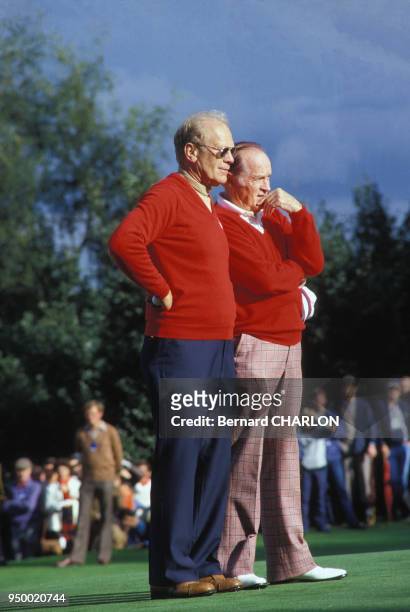 Portrait de l'ancien président américain Gerald Ford et B Hole lors d'un tournoi de golf, circa 1980.
