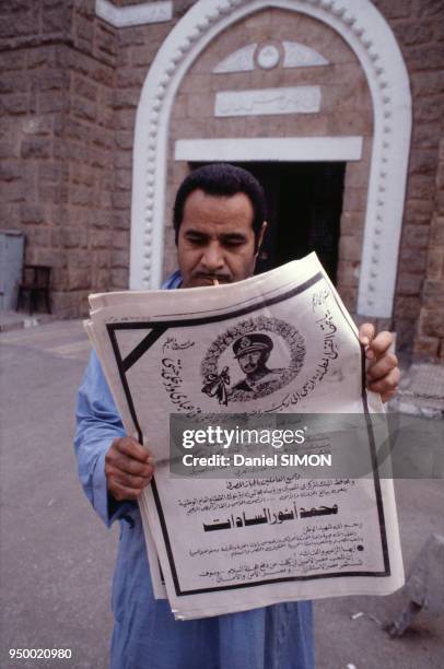 Egyptien lisant le journal après l'assassinat du président Anouar el-Sadate circa 1982 en Egypte.