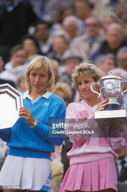 Portrait de Martina Navratilova et de Chris Evert brandissant leurs trophées après la victoire de l'Américaine à la finale du tournoi de tennis de...