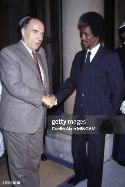 Le président tchadien Goukouni Oueddei reçu par François Mitterrand à l'Elysée le 5 novembre 1981 à Paris, France.