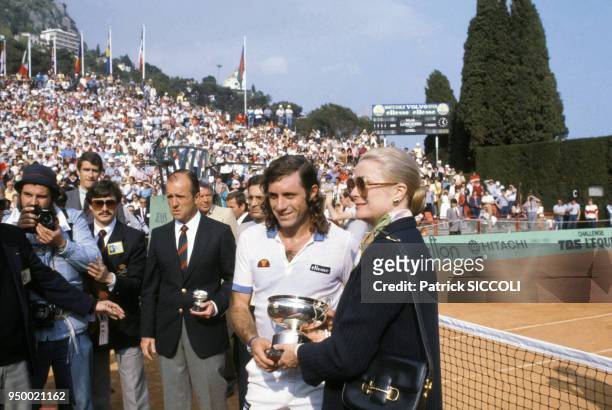 Portrait du joueur de tennis argentin Guilermo Vilas recevant une coupe au tournoi de Monte-Carlo des mains de la Princesse Grace en 1982 à...