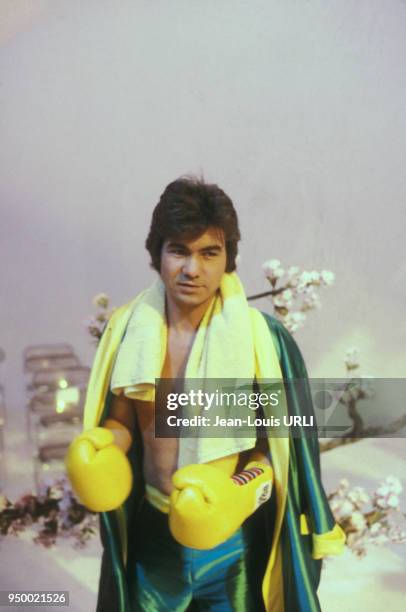 Daniel Guichard en boxeur lors d'un show télévisé à Paris dans les années 70, France.