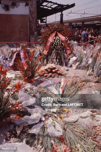 Des bouquets de fleurs pour les victimes des Brigades Rouges circa 1980 pendant les "années de plomb" en Italie.
