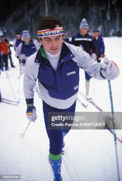 Le cycliste Bernard Hinault pratiquant du ski de fond le 17 décembre 1983, France.