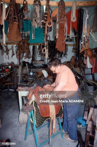 Bourrelier fabriquant une selle en cuir en juillet 1983 en Camargue en France.