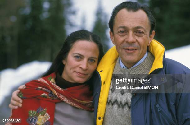 Michel Rocard et son épouse Michèle aux sports d'hiver en Savoie en avril 1985 aux Arcs, France.