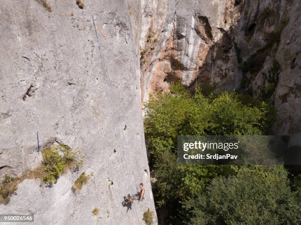 mi manera de disfrutar de la magnífica naturaleza - southern european descent fotografías e imágenes de stock