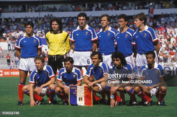 Les joueurs de l'équipe de France de football avec notamment Michel Platini, Alain Giresse, Dominique Rocheteau et Jean Tigana lors de la coupe du...