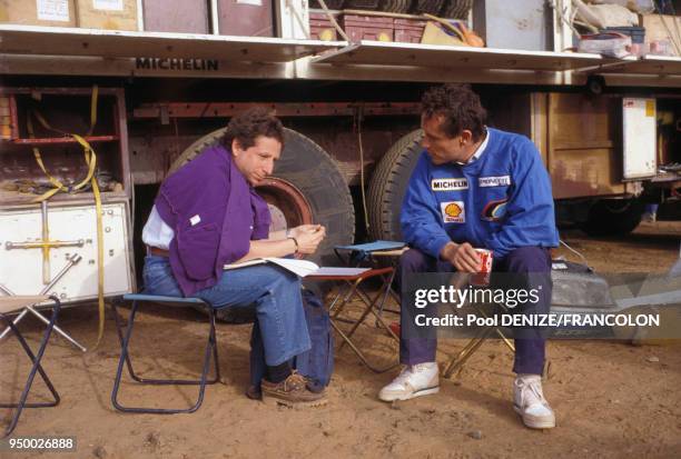 Jean Todt et le pilote Jacky Ickx lors du rallye Paris-Dakar en janvier 1989 au Niger.