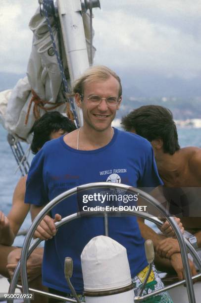 Laurent Fignon barre un voilier lors de ses vacances en décembre 1986 en Martinique.
