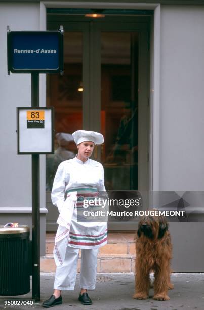 Head chef Helene DARROZE with her dog Spagiari. Paris: la chef cuisinier Hélène DARROZE en compagnie de son chien Spagiari.