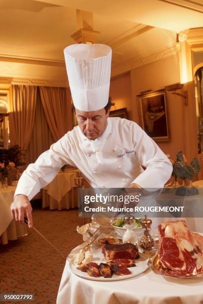 The great chef Gerard BESSON, from the eponymous restaurant, cuts the côte de boeuf . Paris: le grand chef cuisinier français Gérard BESSON du...