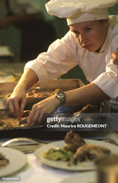 Avec sa toque à l'ancienne. Chef cuisinier: Hélène DARROZE.