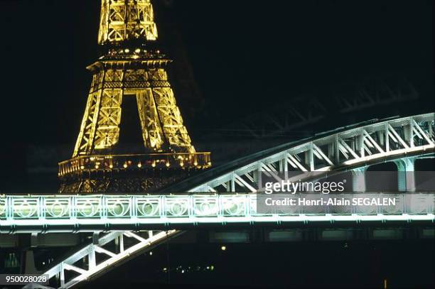 Tour Eiffel et pont du RER, ligne C Paris: tour Eiffel et pont du RER, ligne C.