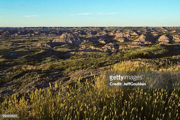 the badlands at sunset - jeff goulden stock pictures, royalty-free photos & images
