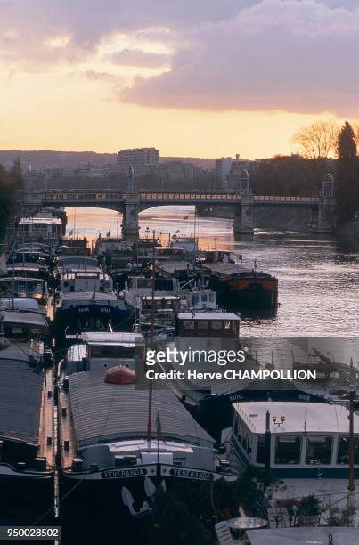 Paris 15th arrondissement: barges, quays of the Seine Paris, 15 ème arrondissement: péniches, quais de la Seine.