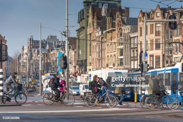 trams en reizigers tegenover amsterdam centraal station (ed) - centraal station stockfoto's en -beelden