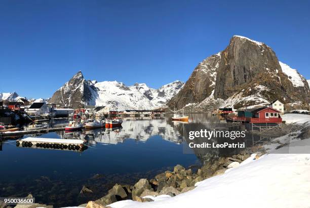 reine - bahía de islas lofoten en el norte de noruega - reine fotografías e imágenes de stock