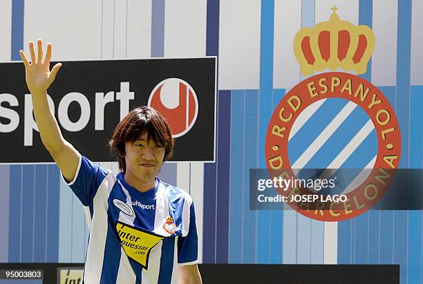 Espanyol's new player Japanese midfielder Shunsuke Nakamura waves to supporters during his official presentation in Barcelona, on July 13, 2009....