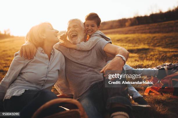 ich liebe meinen großeltern! - extended family outdoors spring stock-fotos und bilder