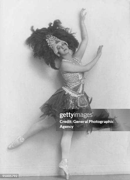 Russian ballerina Tamara Karsavina in costume for 'The Firebird', 1910. The music was by Igor Stravinsky and choreography by Michel Fokine.