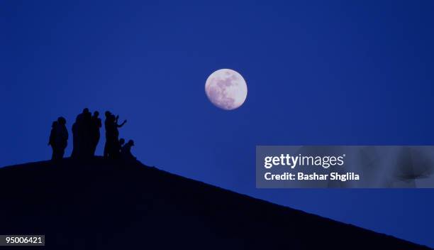 the moon comes up  - gadames stock pictures, royalty-free photos & images