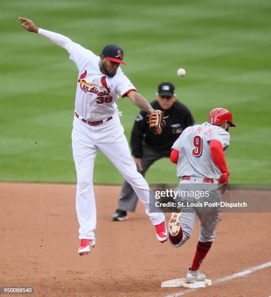 St. Louis Cardinals first baseman Jose Martinez is unable to catch the ball from third baseman Matt Carpenter as Cincinnati Reds' Jose Peraza reaches...