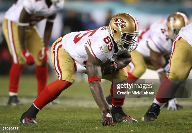 Vernon Davis of the San Francisco 49ers lines up against the Philadelphia Eagles at Lincoln Financial Field on December 20, 2009 in Philadelphia,...