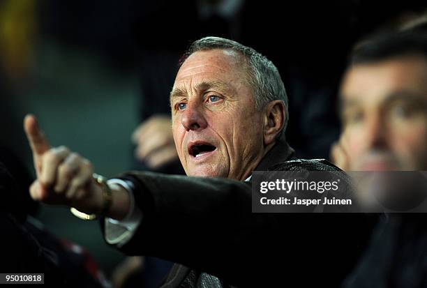 Head coach Johan Cruyff of Catalunya coaches his players during the international friendly match between Catalunya and Argentina at the Camp Nou...