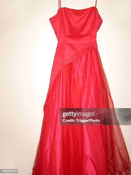vermelho vestido de noite - vestido adornado imagens e fotografias de stock