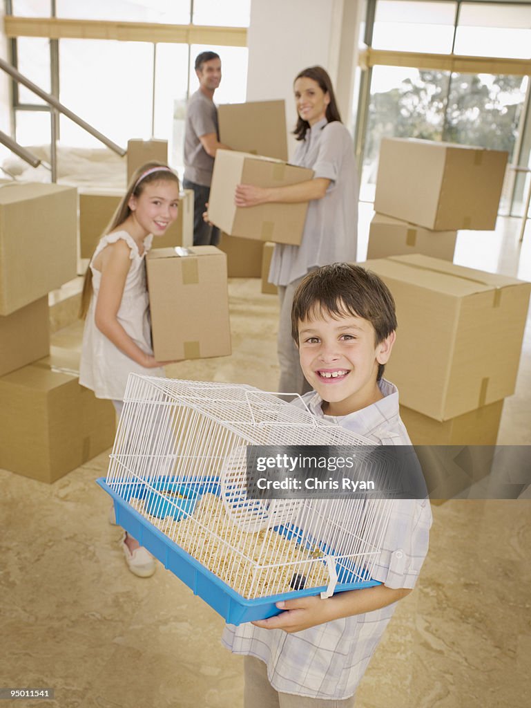 Família com caixas de Papelão e Jaula