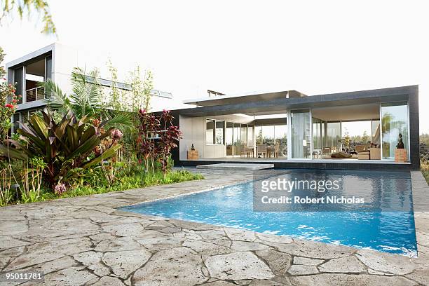 modern house and swimming pool - steinterrasse stock-fotos und bilder