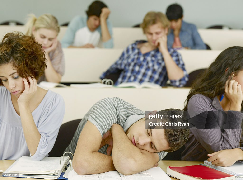 Dormir aborrecido college alunos em Sala de Aula de Universidade