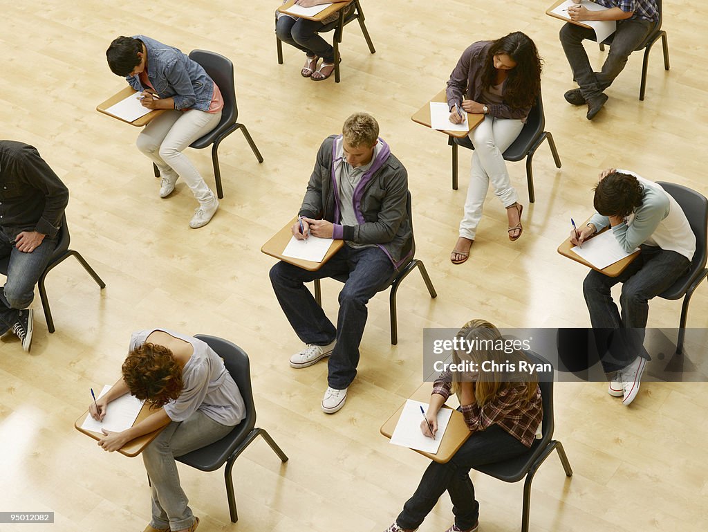 College-Studenten im Klassenzimmer mit test