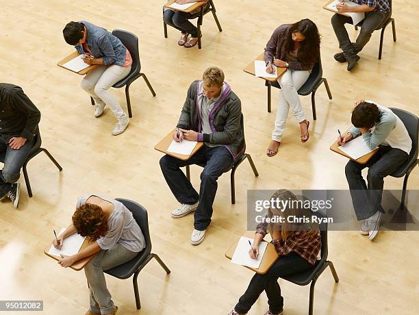 estudantes de faculdade a teste em sala de aula - adulto - fotografias e filmes do acervo