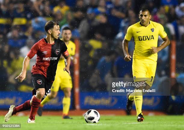Hernan Bernardello of Newells Old Boys drives the ball during a match between Boca Juniors and Newell's Old Boys as part of Argentine Superliga...