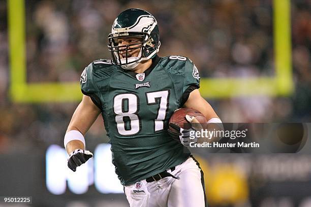 Tight end Brent Celek of the Philadelphia Eagles runs after catching a pass during a game against the San Francisco 49ers on December 20, 2009 at...