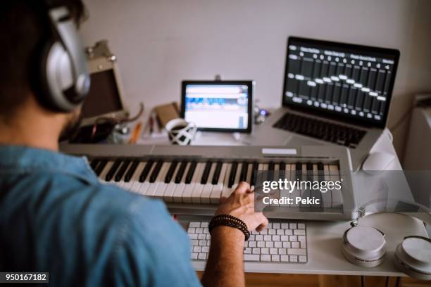 wakker werd geïnspireerd om te componeren - schepping stockfoto's en -beelden