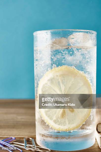 fresh drink. - sparkling water glass stockfoto's en -beelden