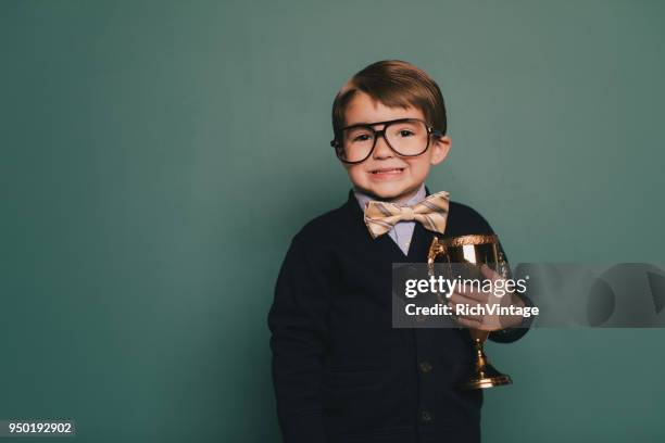 jonge nerd boy bedrijf trophy - spelling stockfoto's en -beelden