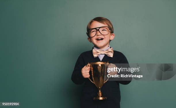 muchacho joven nerd con trofeo de primer lugar - ganar el primer premio fotografías e imágenes de stock