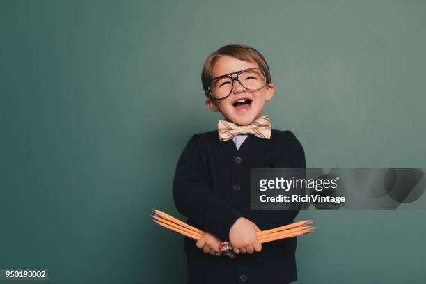 jungen nerd boy mit glücklichen lächeln - wit blackboard stock-fotos und bilder
