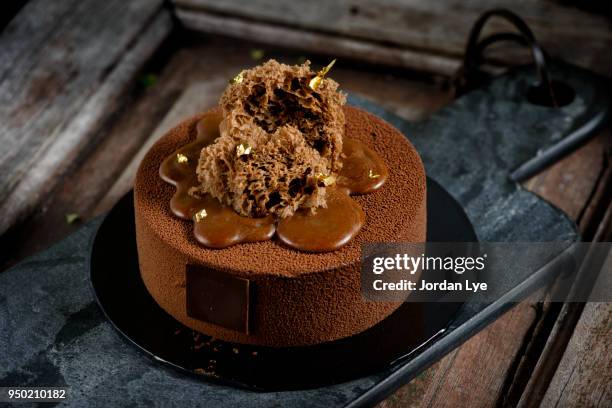 round chocolate cake - gâteau stockfoto's en -beelden