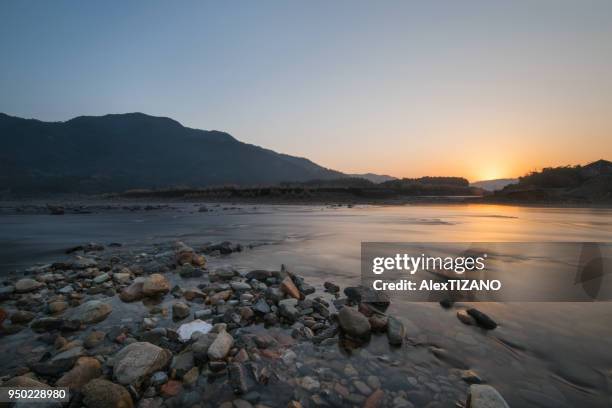 mountain view of small town at dawn, xinchang, zhejiang province - shaoxing stockfoto's en -beelden