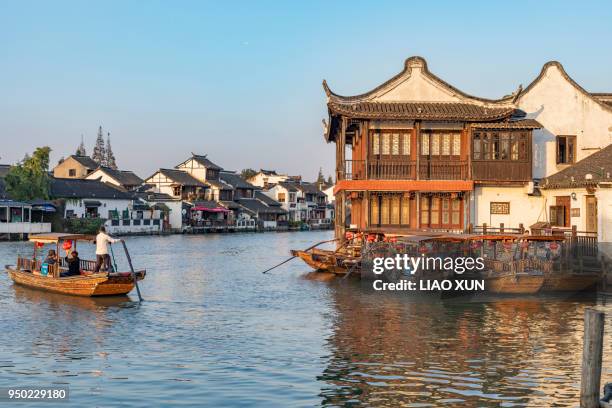 traditional houses and boat in zhujiajiao watertown, shanghai - zhujiajiao stock pictures, royalty-free photos & images