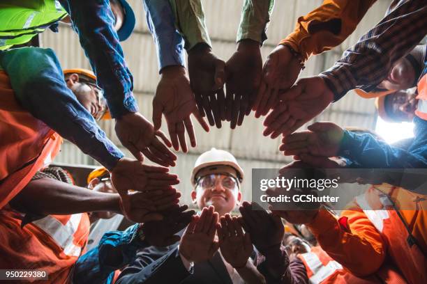 samenkomen in een cirkel voor de eenheid - safety stockfoto's en -beelden