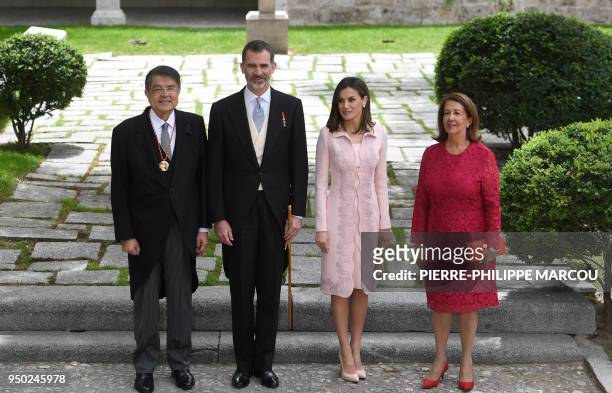 Nicaraguan writer Sergio Ramirez poses with King Felipe VI of Spain, Queen Letizia and his wife Gertrudis Guerrero after being awarded with the 2017...